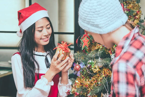 Grupa przyjaciół, dekorowanie choinki przed Chrismas party — Zdjęcie stockowe