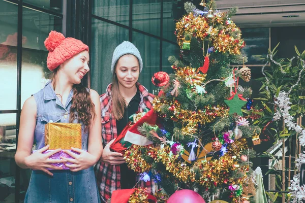 Piękna dziewczyna z przedstawia Christmas party. — Zdjęcie stockowe