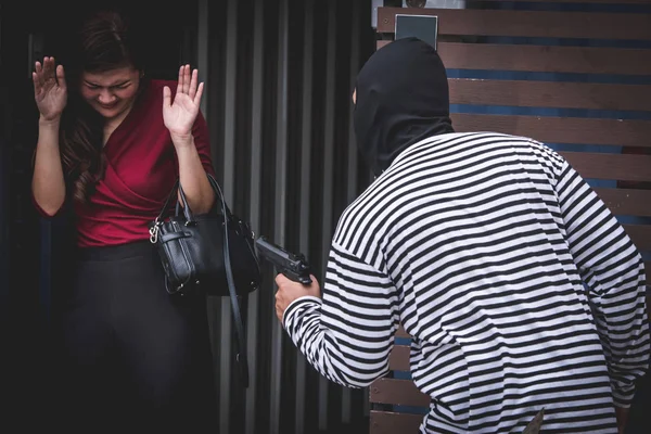 Tjuv tittar på en asiatisk kvinna som är i en toalett ensam eftersom han vill stjäla hennes väska. — Stockfoto