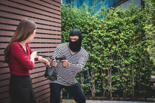 Dieb droht mit Waffe, junge Frau prügelt sich mit Räuber, der Tasche stiehlt. — Stockfoto