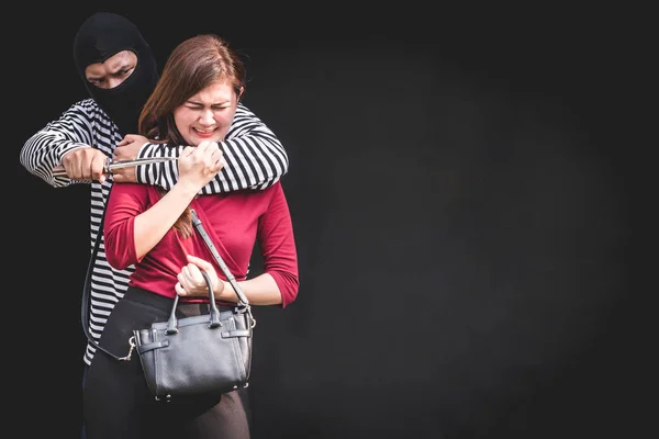 Ladrón amenazando con cuchillo, mujer joven asustada y gritando mientras es arrestada por bandido . — Foto de Stock