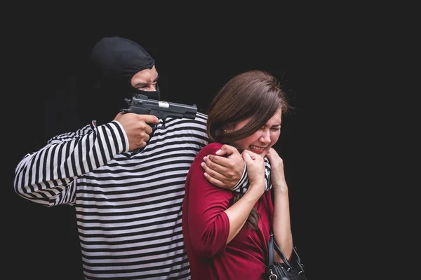 Ladrón amenazando con un arma, mujer joven asustada y gritando mientras es arrestada por bandido . — Foto de Stock