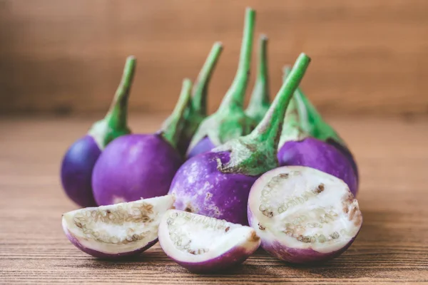 Fresh Purple eggplants on wooden table. — Stock Photo, Image
