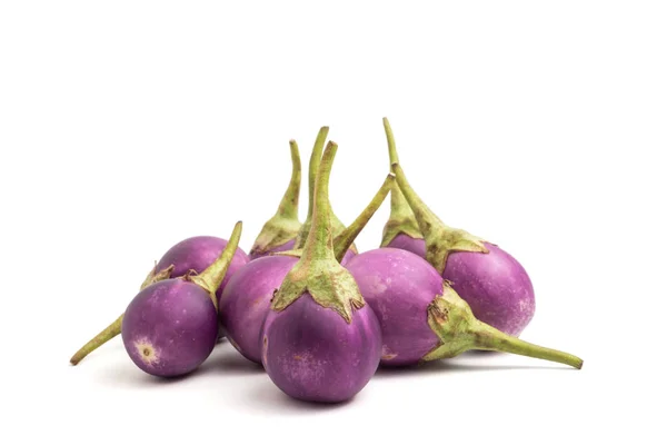 Verse paarse aubergines op witte achtergrond. — Stockfoto
