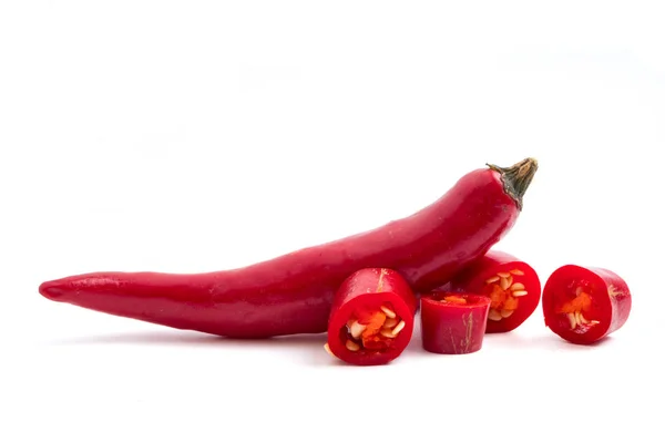 Pimiento rojo fresco con chile sobre fondo blanco . — Foto de Stock