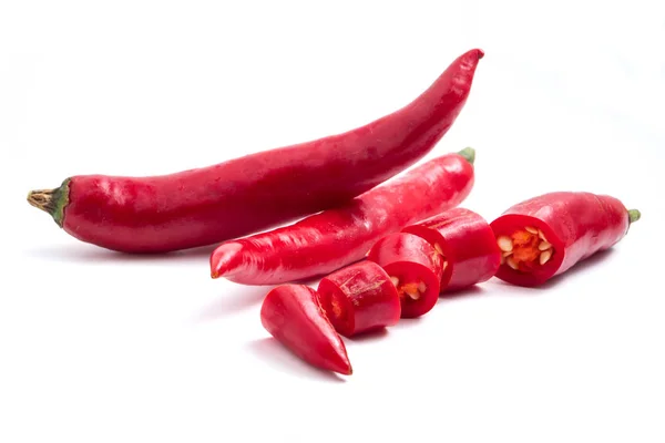 Papryka świeża chili czerwony na białym tle. — Zdjęcie stockowe
