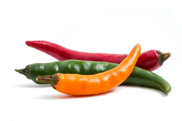 Kleurrijke mix van chili ppapers op witte achtergrond. — Stockfoto