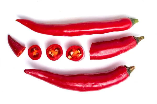 Verse rode chili sanitair op witte achtergrond. — Stockfoto
