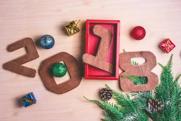 Números de madera 2018 con decoración de Navidad sobre fondo de madera . — Foto de Stock
