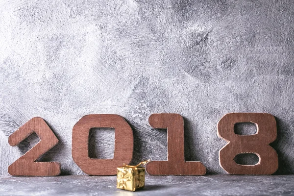 Números de madera 2018 sobre fondo grunge gris. Feliz Año Nuevo concepto — Foto de Stock
