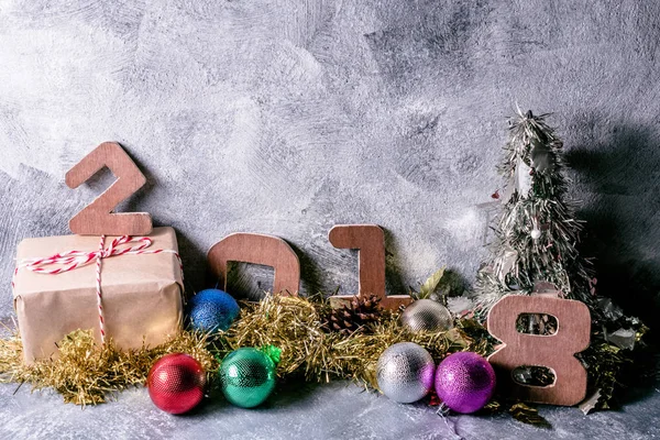Números de madera 2018 con decoración de Navidad sobre fondo grunge gris . — Foto de Stock