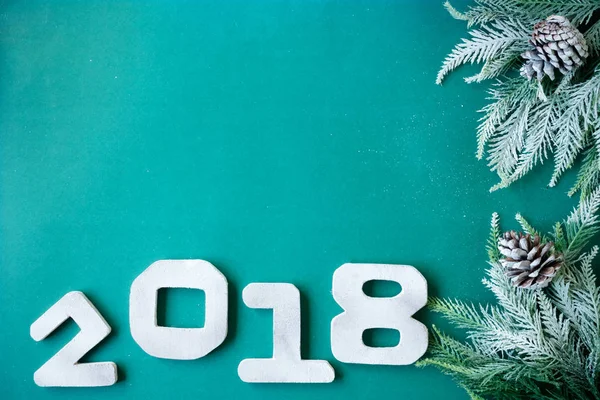 Houten getallen 2018 met kerstboom takken op groene achtergrond. Gelukkig Nieuwjaar concept. Vrije ruimte voor tekst — Stockfoto