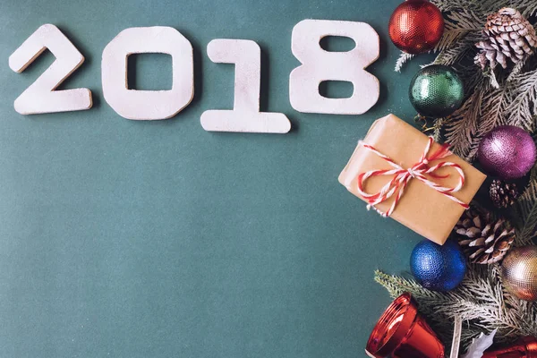 Números de madera 2018 con decoración navideña sobre fondo verde. Feliz Año Nuevo concepto. Espacio libre para texto — Foto de Stock