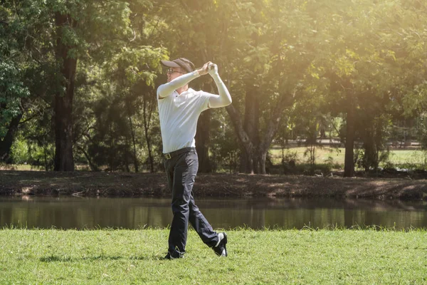 Un golfista está conduciendo golf en un campo de golf . —  Fotos de Stock