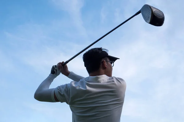 Retrato de joven golfista asiático con club de golf sobre fondo azul cielo . —  Fotos de Stock