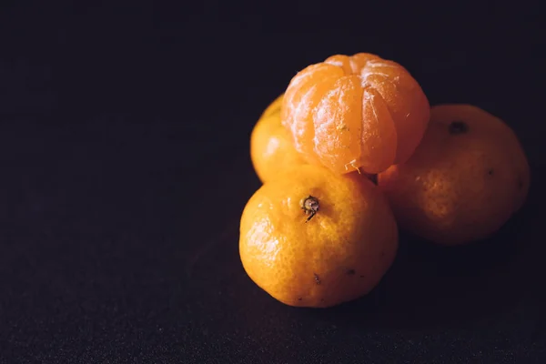 Крупним планом свіжі мандарини, апельсинові фрукти на темному фоні . — стокове фото