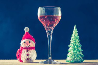 Bir bardak şarap ile Noel dekorasyonları ahşap tablo