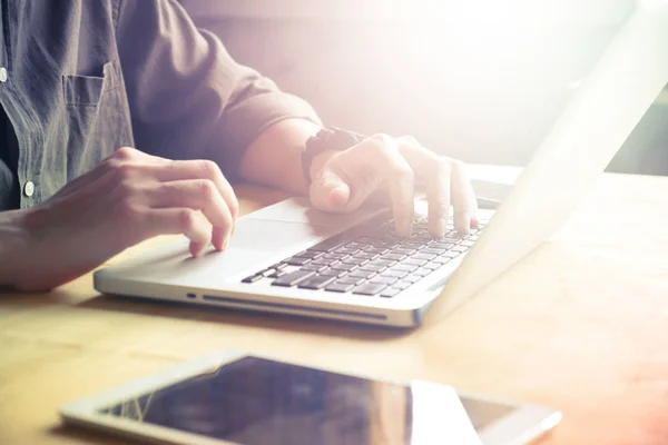 Close up of Male hands using laptop on the table — Stock Photo, Image