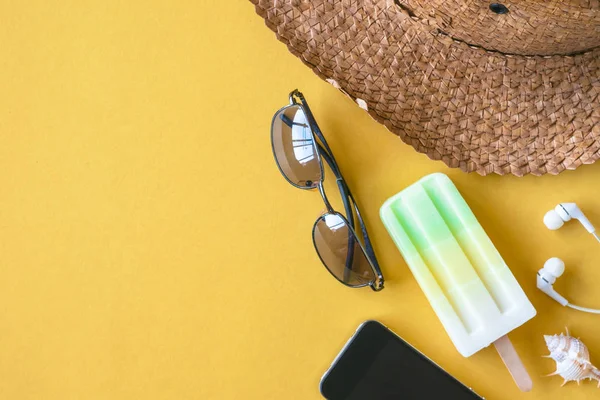 Renkli arka plan, tatil ve seyahat öğeler üzerinde yaz Aksesuar Üstten Görünüm.