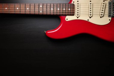 Elektro gitar vücut ve boyun ayrıntı siyah arka plan üzerine yakın çekim.