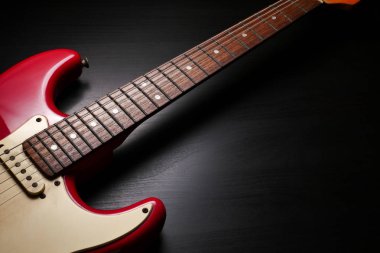 Elektro gitar vücut ve boyun ayrıntı siyah arka plan üzerine yakın çekim.