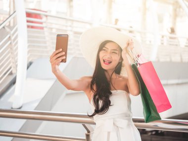 Kendi portresi yapım tarafından akıllı telefon alışveriş zevk sonra güzel ve genç birbayan. Tüketicilik ve yaşam tarzı kavramı