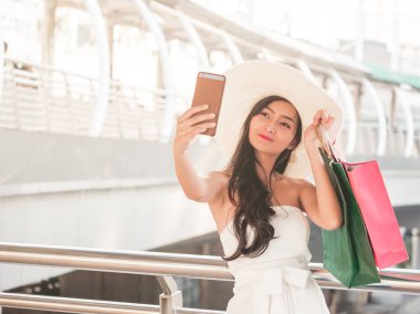 Kendi portresi yapım tarafından akıllı telefon alışveriş zevk sonra güzel ve genç birbayan. Tüketicilik ve yaşam tarzı kavramı