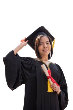 Mezuniyet kap ve beyaz arka plan üzerinde izole diploma tutan elbise ile Asyalı kadın portresi.