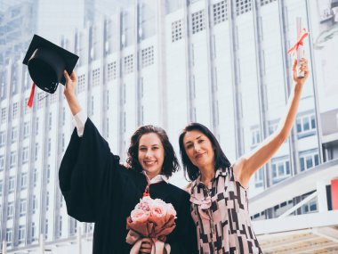 Güzel kadın kızı için mezuniyet gününde, başarılı konsepti kutladı.