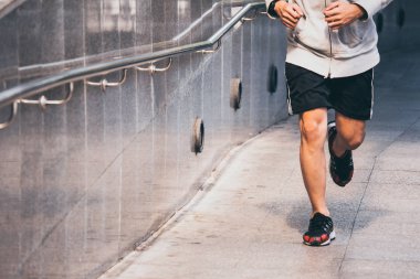 Atletik gencin şehir köprüde sabah koşu yakın çekim.