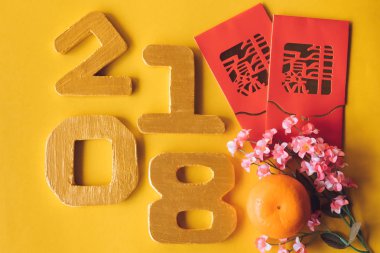 Çin yeni yılı festival süslemeleri numaraları 2018 Sarı zemin üzerine Üstten Görünüm.