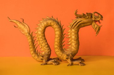 Ejderha heykeli altın zenginlik ve güç renk arka plan üzerinde Çince niyetle bir semboldür.