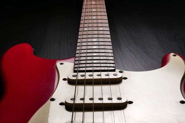 Close up de corpo de guitarra elétrica e detalhe do pescoço no fundo preto . — Fotografia de Stock