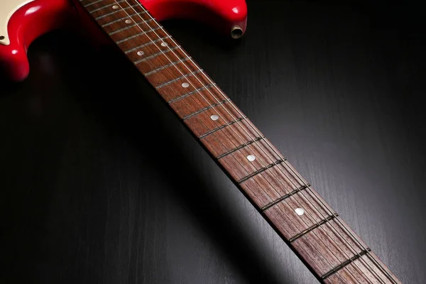 Elektro gitar vücut ve boyun ayrıntı siyah arka plan üzerine yakın çekim. — Stok fotoğraf