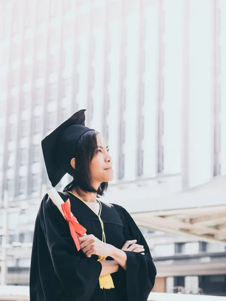 Giorno della laurea, donna asiatica con tappo di laurea e abito possesso del diploma, concetto di successo — Foto Stock