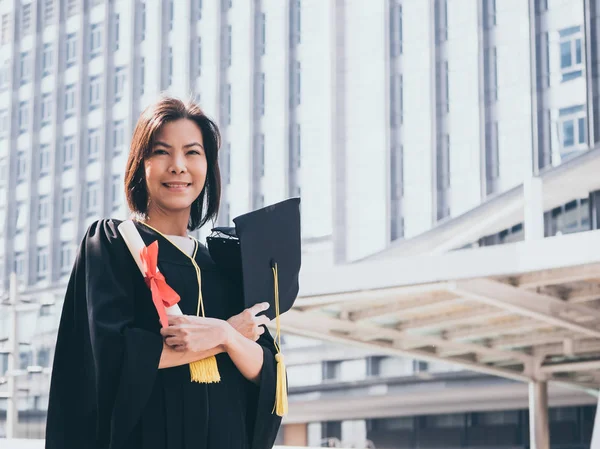 Dia de formatura, mulher asiática com boné de formatura e vestido segurando diploma, conceito bem sucedido — Fotografia de Stock