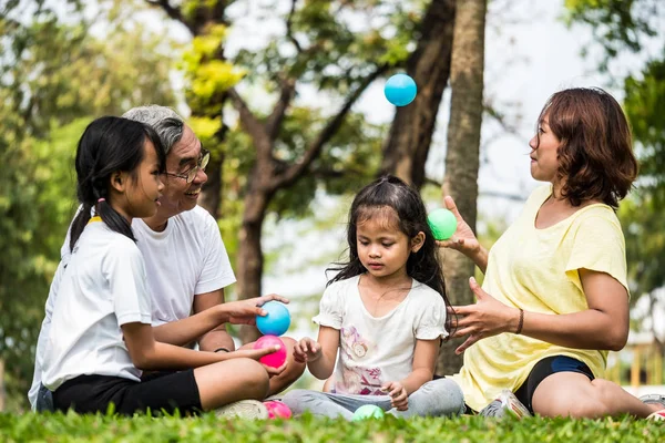 Atividades na família, Avô, mãe e filha relaxando no parque após o exercício — Fotografia de Stock