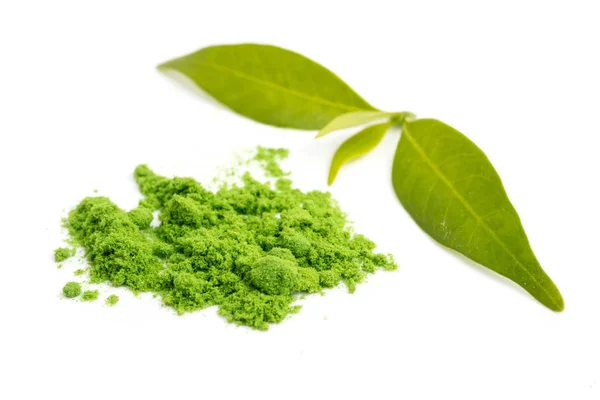 Proszku zielonej herbaty z liści na białym tle. — Zdjęcie stockowe