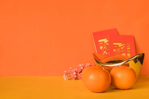 Decoraciones del festival de año nuevo chino sobre fondo de color. Espacio libre para texto — Foto de Stock