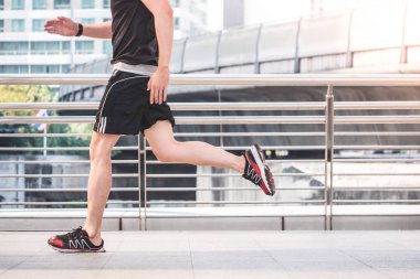 Şehir köprüde sabah koşu genç atletik erkek.