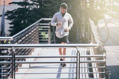 Şehir köprüde sabah koşu genç atletik erkek.