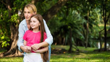 Anne ve kızı rahatlatıcı bir parkta. Aile ve yaşam tarzı kavramı