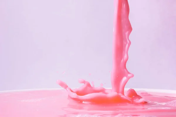 Stänk av jordgubb mjölk från glaset — Stockfoto