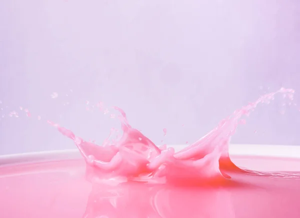 Éclaboussure de lait de fraise du verre — Photo