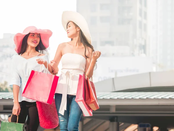 쇼핑 가방 쇼핑을 즐기는 행복 한 젊은 여성, 아시아 여자는 그들의 구입에서 재미 도시입니다. 소비와 라이프 스타일 개념 — 스톡 사진