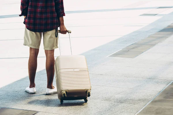 城市街道上有行李的旅客关闭。假期和旅行概念 — 图库照片