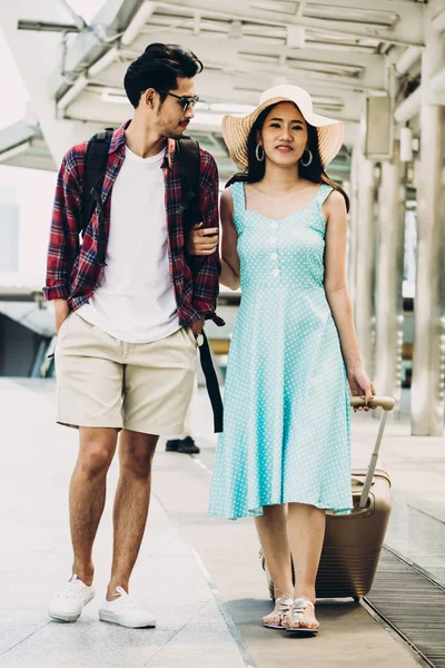 一对亚洲旅行者正在城市街道上散步和享受假期。旅游理念 — 图库照片