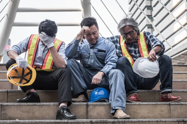Mutsuz mühendis inşaat sahasında merdiven yapı üzerinde oturan onlar yorgun ve stresli iş yerinden hissediyorum.