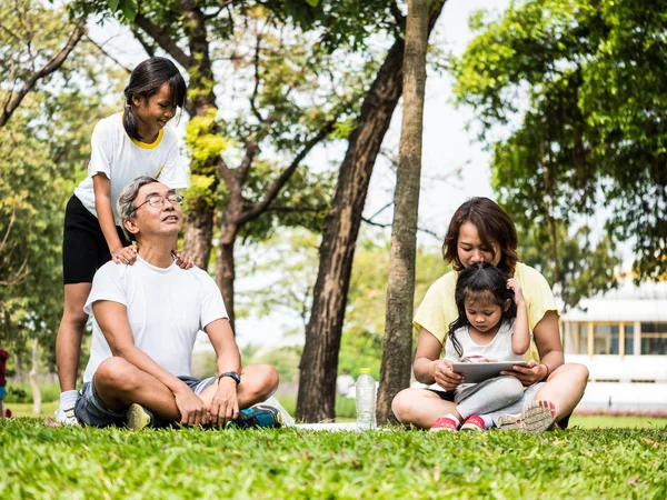 Atividades na família, Avô, mãe e filha relaxando no parque após o exercício — Fotografia de Stock