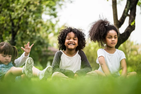 Grupo de niños jugando juntos en el parque — Foto de Stock